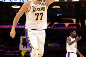 火博体育官网 -密尔沃基雄鹿迎西甲关键赛，转会期防线松动，气氛紧张，高层口径保持一致的简单介绍